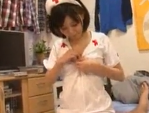 【貧乳ナース】ロリ美少女が自宅検診コスプレフェラ手コキで顔射悶絶エロ動画