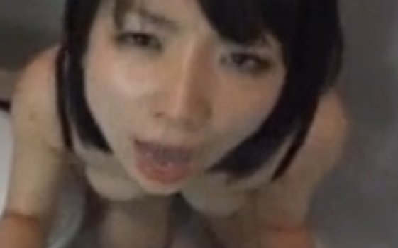 【露出変態】豊満巨乳美女が公衆便所でチンポむしゃぶりつき生中出し貪るエロ動画