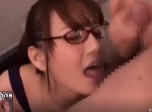 【爆乳淫乱妻】綺麗顔な豊満淫乱人妻のハメ撮り！メガネ痴女の顔射エロ動画