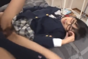 【中出し女子校生巨乳美少女】後輩にお願いされてハメられ大量中出しメガネJKのエロ動画！