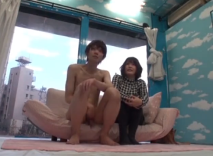 【ナンパフェラ巨乳美少女】イケメン童貞くんを優しく筆おろししてくれるミニ系カワ素人のエロ動画！