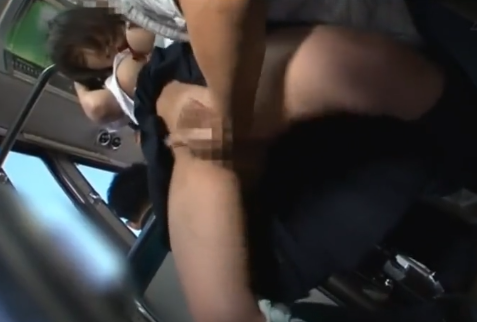 【女子校生巨乳美少女】童顔の美少女JKがその巨乳に目付け痴漢男狙われの結果のエロ動画！