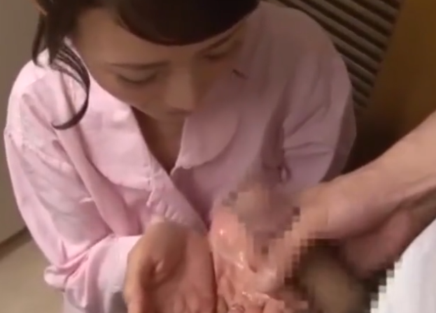 【美人母フェラ奉仕】モテない俺に美人母がフェラ奉仕エロ動画！